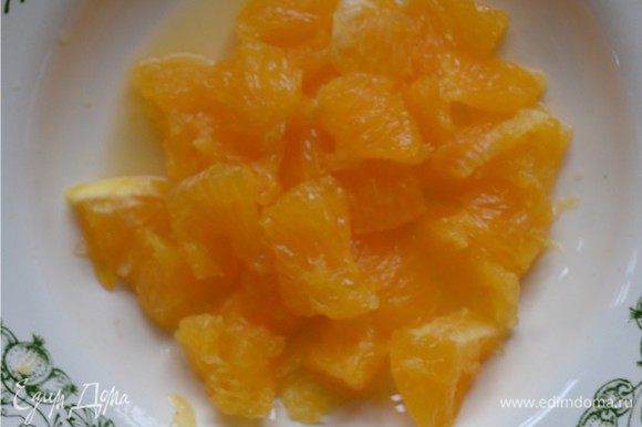 Из одного апельсина извлекаем мякоть, аккуратно освобождая ее от пленок и белых прожилок, нарезаем на кусочки.