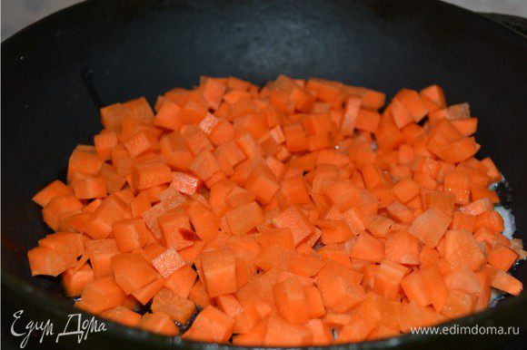 В сковороде разогреваем растительное масло, добавляем 1 ст. л. сливочного масла. Выкладываем морковь и помешивая обжариваем минут 10 (если морковь свежая, если нет то дольше).