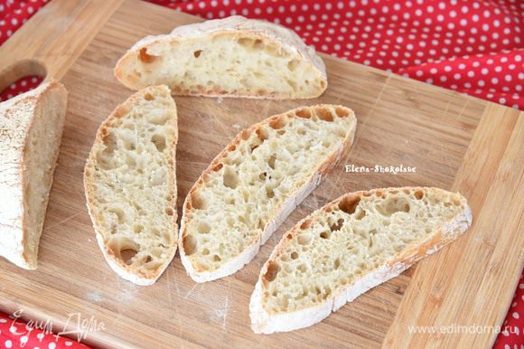Готовый хлеб остудите на решетке и можно угощаться удивительно вкусной домашней чабаттой.