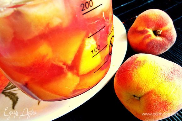 Персики делим на кусочки и складываем к соку, заливаем компотом процеженным.