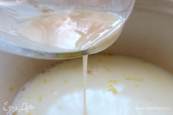 Тщательно размешиваем молоко с желатином и медленно вливаем в тёплые сливки.