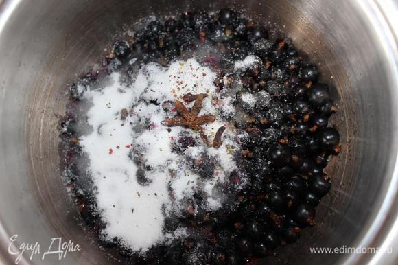 В подогретое оливковое масло всыпать мытые ягоды и, помешивая, подержать их на огне пару минут. Добавить сахар, соль, перец, пряности, влить уксус, перемешать и потомить еще пару минут до растворения сахара.