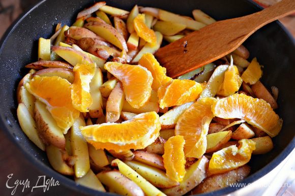Переложить картофель с луком в сотейник, добавить дольки апельсина и сок, посолить по вкусу, приправить перцем и розмарином.