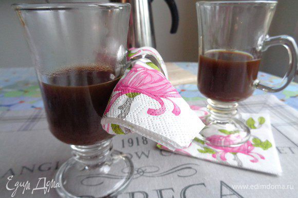 Прозрачные бокалы с толстым стеклом наполняем на половину сваренным кофе.