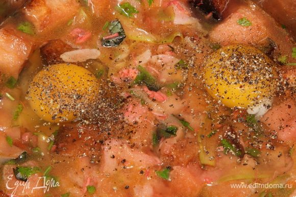 Яйца отдельно друг от друга разбиваем в плошку и осторожно выливаем по очереди в суп. Сверху присыпаем молотым черным перцем (в ингредиентах - горошком) и накрываем крышкой минут на 5. Белок должен прихватиться. Суп готов!