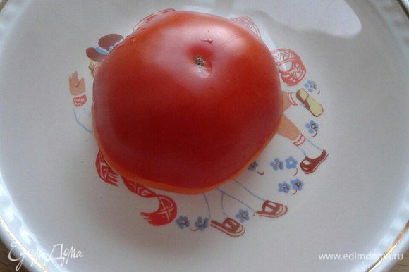 Залить помидоры кипятком и оставить на несколько минут.