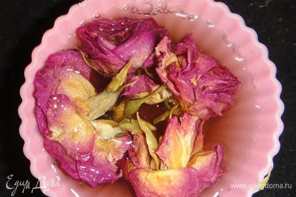В форму аккуратно выкладываем наши розы, стараясь не повредить нежные бутоны, которые стали сахарными. Затем заливаем их ромашковым желе и ставим в холодильник на 2 часа.