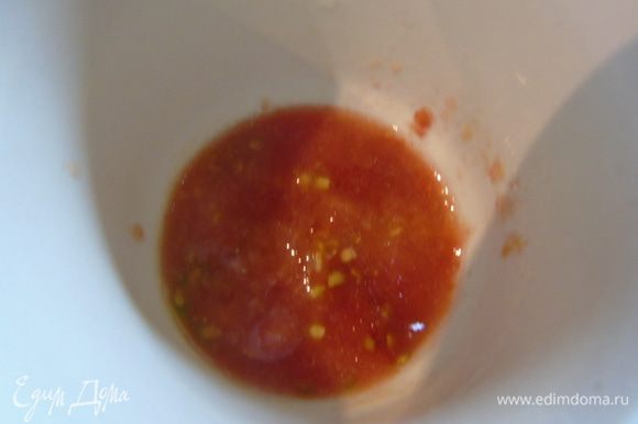 Томатный соус или просто натертый помидор смешать с оливковым маслом и медом, перемешать.