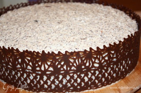 Когда шоколад застыл, осторожно снимаем бумагу. Если шоколадный декор получился длиннее торта, осторожно отрежьте излишки горячим ножом.