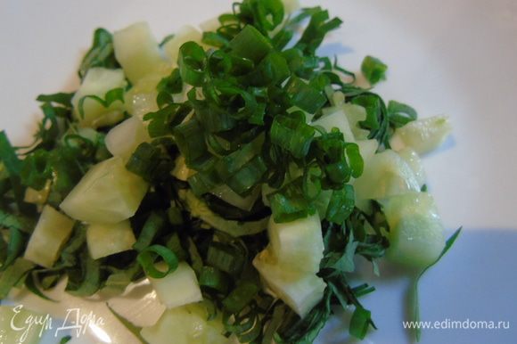 Нарезать зеленый лук и добавить к салату.