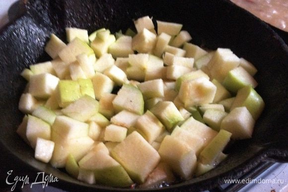 Яблоко вымыть, обсушить, удалить сердцевину и нарезать кубиками. В другой сковороде разогреть оставшееся масло и обжарить на нём яблоко. Добавить яблоко в ризотто.