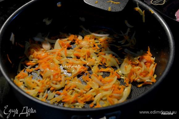 На оливковом масле обжарить тонко нарезанный лук, морковь и сельдерей. Готовить, помешивая, 10 минут. Затем добавить мелко нарубленный чеснок, лавровый лист и готовить еще 1 минуту.