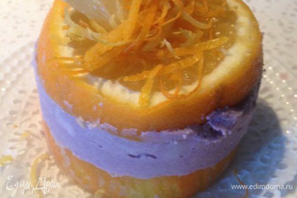 Выложить смесь на апельсиновые кружки, накрыть сверху вторым кружком и поставить в морозильник до полного застывания. Перед подачей достать кольца и украсить цедрой и лавандой (если есть свежие цветы).