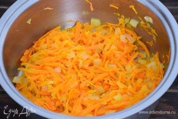 Лук и морковь натереть на крупной тёрке, положить в сотейник и обжарить в 3 ст.л. растительного масла 10-15 минут.