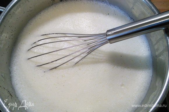Убрать стручок. Постепенно влить сливки с молоком к желткам, постоянно помешивая. Смесь перелить обратно в кастрюлю.