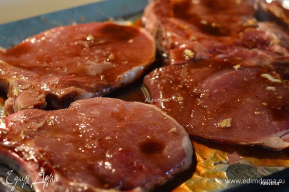 Готовим свиные отбивные после маринования на разогретом гриле или в духовке на противне (200С 40 мин.)
