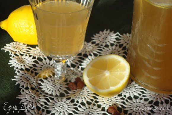 Остывший напиток процедить, отжать изюм. Влить сок половины лимона. Охладить.