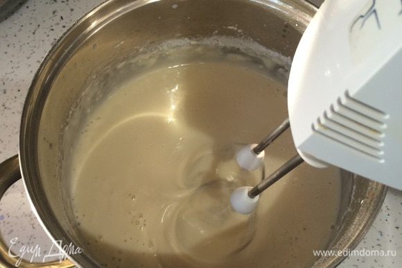 Замешивание тесто на блинчики: яйцо, молоко, мука, сода, соль, 3 ст. л. сахара-взбиваем