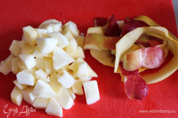 Яблоки для мусса почистим и порежем небольшими кусочками. Заливаем водой, добавляем сахар, сок лайма и ставим на плиту, туда же добавляем кожуру от яблок и варим до мягкости яблок.