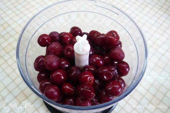 Из вишни вынуть косточки и с помощью блендера сделать вишневое пюре. Оставить немного ягод для готового блюда. Шоколад измельчить на терке.