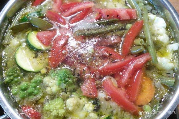Из помидоров удалить серединку с семенами, мякоть порезать на крупные кусочки, добавить в суп. Довести до кипения, посолить и поперчить по вкусу.