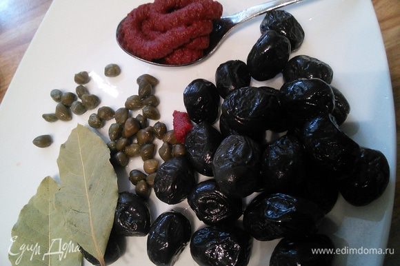 Слить рассол с каперсов и маслин (они должны быть желательно с косточками).