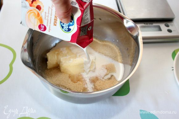 В это время приготовить карамельный соус. В кастрюльку с толстым дном поместить сливочное масло, мелкий сахар и сливки. Довести до кипения и варить минут 5-7.