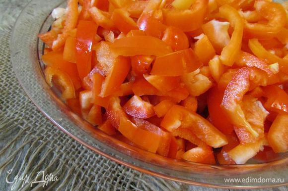 Болгарский перец (желательно красный) помыть освободить от семян и плодоножки. Порезать соломкой.