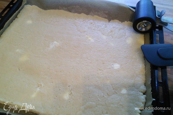 Тесто раскатайте на противне, покрытом пекарской бумагой или смазанном маслом. Красота не обязательна, гораздо важнее раскатать тесто равномерно в толщину.