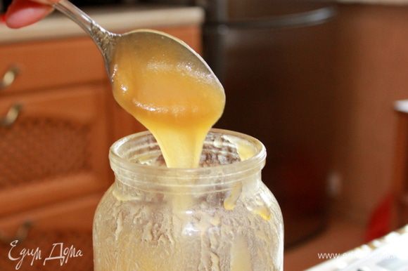 Подогреть мед и молоко до растворения меда. Не кипятить! Остудить до 40С.