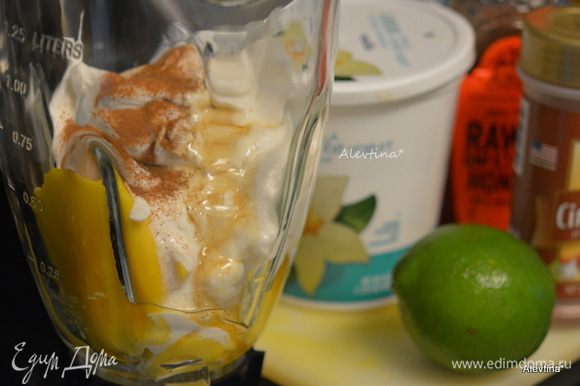 Очистить спелый манго от кожуры или используем замороженный. Сложить в блендер. Добавить греческий йогурт ванильный 1 стакан, корица, сок лайма и мед.