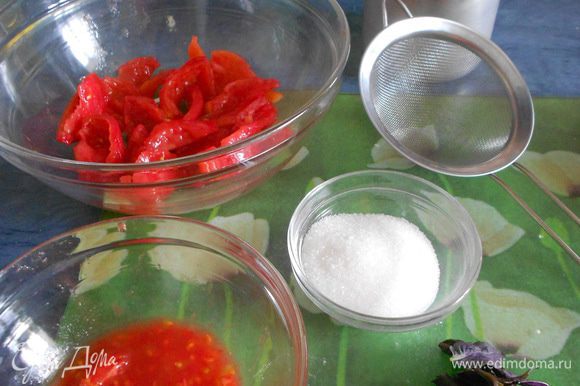 Очистить помидоры от кожуры. Разрезать помидоры на четыре части. Очистить от семян и сока. Лепестки помидоров положить в одну миску, а семена и сок — в другую. Процедить сок через сито.