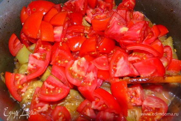 Добавить помидоры, соль (сначала добавьте 1 ст. л., перемешайте и попробуйте, дальше по вкусу), сахар (тоже по вкусу), поперчить. Дать покипеть 10 минут.