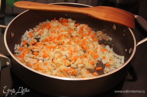 Сначала приготовим мясной соус. Для этого лук, чеснок и морковь почистите, мелко порубите, обжарьте на оливковом масле до мягкости.