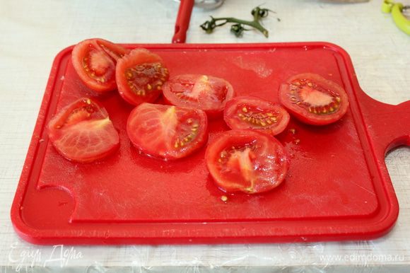 Спелые помидоры нарежьте кружочками. Сыр натрите на крупной терке.
