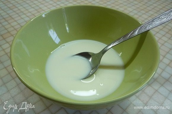 Оставшийся желатин растворяем в молоке, распускаем на водяной бане.