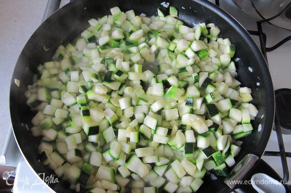Приготовить начинку для тарта. Кабачки нарезать небольшими кубиками, чеснок измельчить. Обжарить овощи на растительном масле до полуготовности (около 10 мин.).