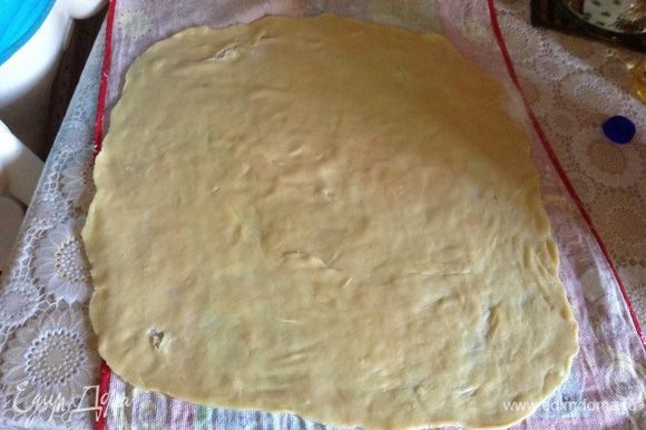 Смазываем тесто растительным маслом, просовываем руку под тесто и с середины аккуратно начинаем тянуть тесто на себя. Тесто легко тянется и увеличится в 2-3 раза в размере. Будет почти прозрачное.