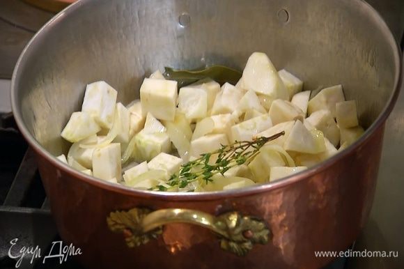 Добавить нарезанный сельдерей, перемешать, накрыть кастрюлю крышкой и готовить, периодически помешивая.