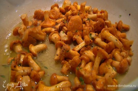 Разогреть в сковороде сливочное и оставшееся оливковое масло, выложить лисички, посолить, поперчить, посыпать листьями тимьяна с 3–5 веточек.