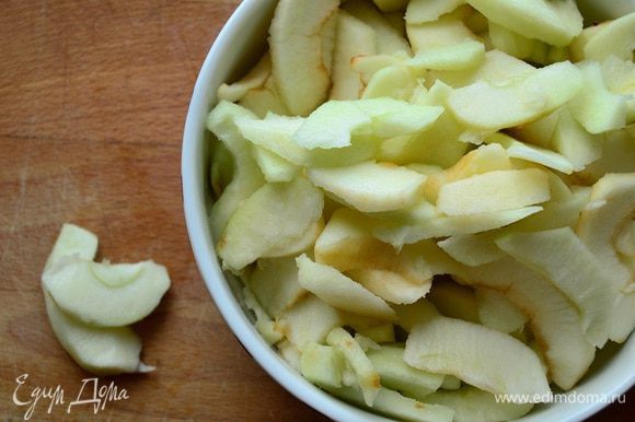 Чтобы получить хорошо желируемый джем, добавляем яблоки, предварительно очищенные и нарезанные тонкими дольками.