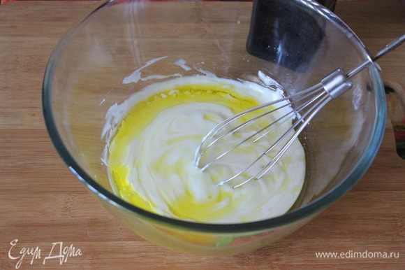 В одной миске соединить вместе творог, йогурт и оливковое масло.