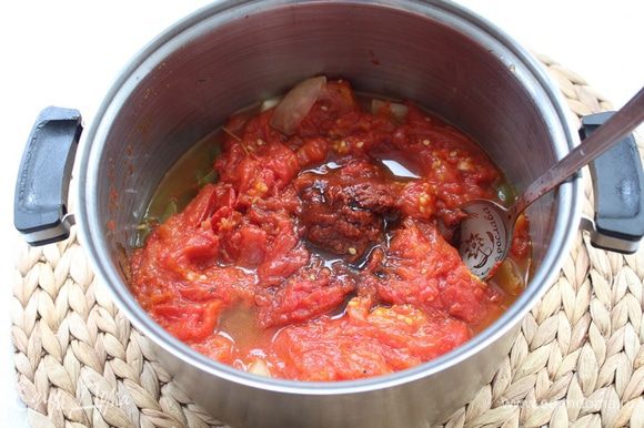 Добавьте бальзамический уксус и томатную пасту, хорошо перемешайте и потомите на плите мин 40, чтобы испарилась лишняя жидкость.