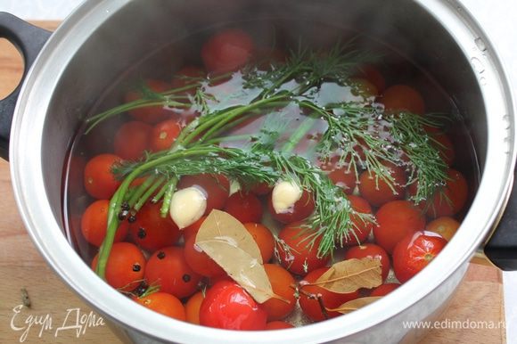Залейте помидоры кипятком. Оставьте до полного остывания.
