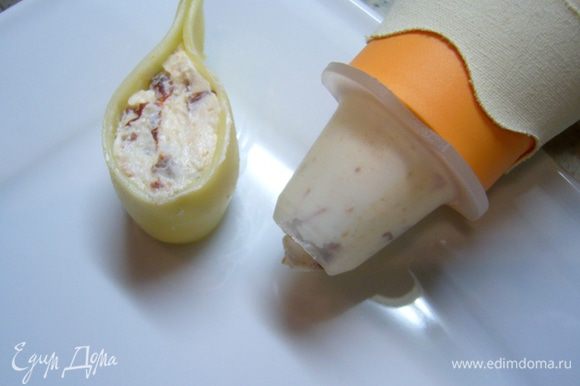Сложить каждую полоску в форме капельки, с помощью кондитерского мешка заполнить сливочным сыром с вялеными помидорами.