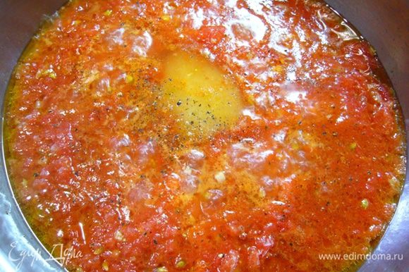 Чеснок измельчить и обжарить на оливковом масле 1 минуту. Добавить измельченные томаты, соль, перец, мед. Держать соус на среднем огне, помешивая, минут 10, пока соус не загустеет (все зависит, насколько водянистые помидоры).