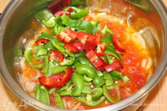 Болгарский перец порезать кусочками и добавить в овощную смесь.