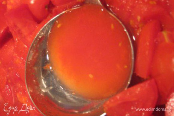 Буквально через несколько минут помидоры начнут выделять сок. Половником отодвинуть помидоры и по максимуму воду собрать и вылить. Варить помидоры с момента закипания 1 час, периодически помешивая. За это время они полностью размягчатся.