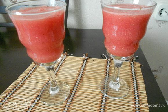 Из мякоти арбуза можно приготовить коктейль. Быстрый способ съесть арбуз. http://www.edimdoma.ru/retsepty/75741-arbuznyy-kokteyl Вкусно, удобно, полезно, изящно.