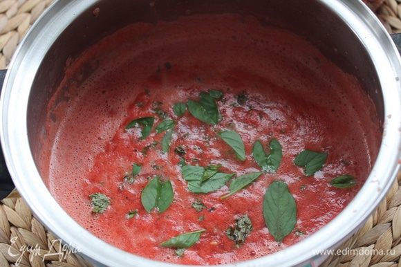 В помидорный сок добавить сахар, соль, листья базилика ,довести до кипения проварить 2-4 минуты, добавить 6% уксус.